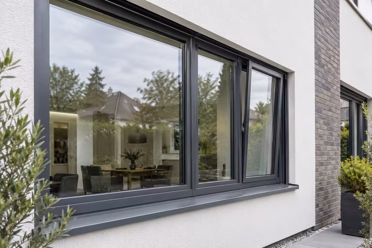 Moderne Aluminiumfenster in Anthrazit an einem Wohnhaus in Hannover
